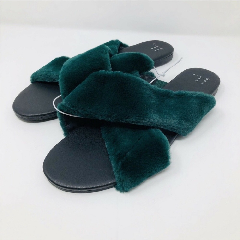 Furry green slides - no tags